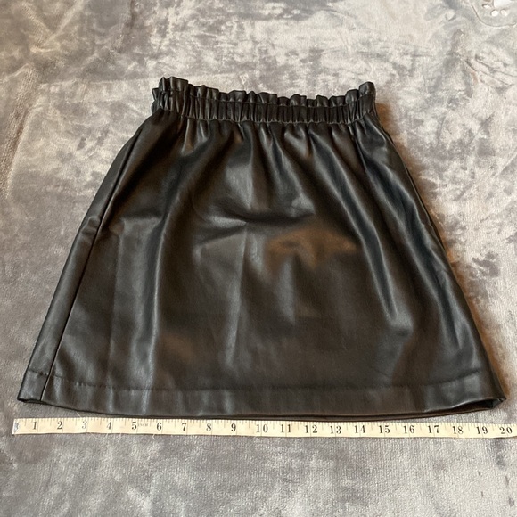 LOFT Black Imitation Leather Mini-Skirt - Picture 7 of 9